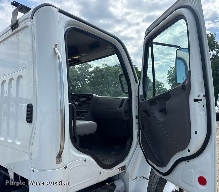 image for item DV4235 2013 Freightliner Business Class M2 106 truck cab and chassis