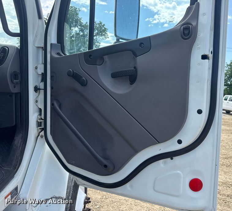 image for item DV4235 2013 Freightliner Business Class M2 106 truck cab and chassis