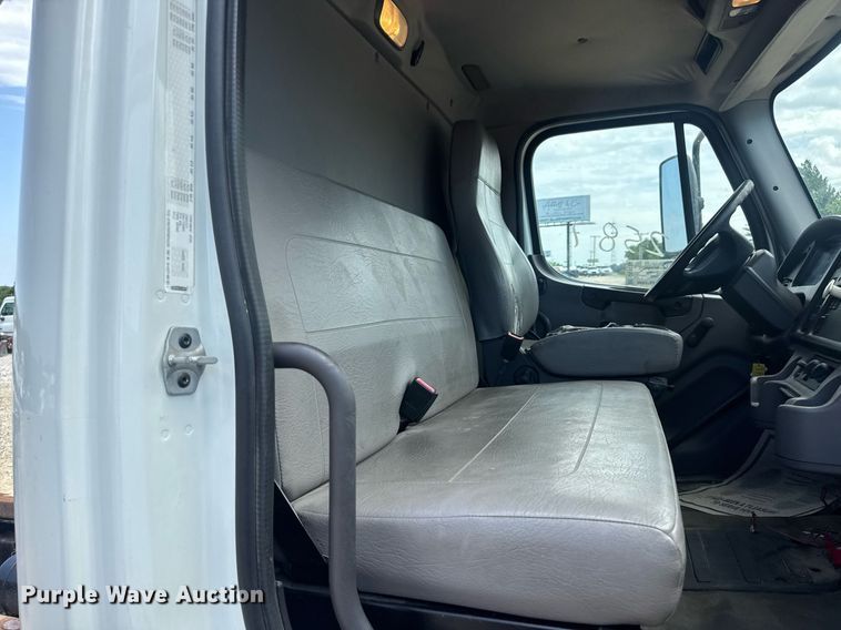 image for item DV4235 2013 Freightliner Business Class M2 106 truck cab and chassis