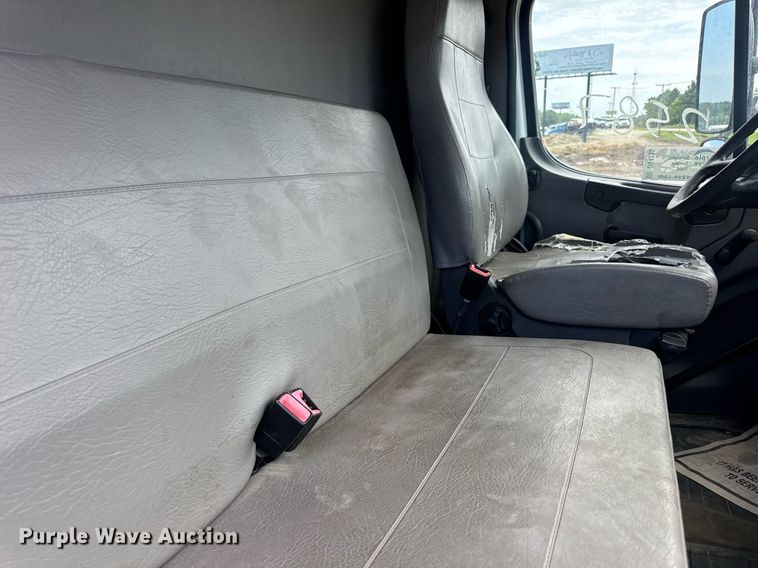 image for item DV4235 2013 Freightliner Business Class M2 106 truck cab and chassis