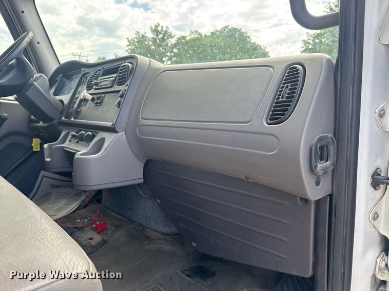 image for item DV4235 2013 Freightliner Business Class M2 106 truck cab and chassis