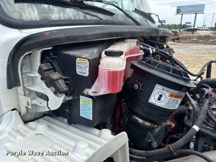 image for item DV4235 2013 Freightliner Business Class M2 106 truck cab and chassis