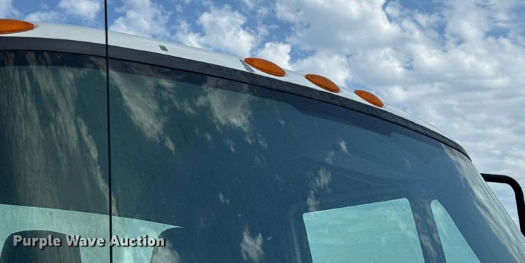 image for item DV4236 2010 International DuraStar 4300 truck cab and chassis