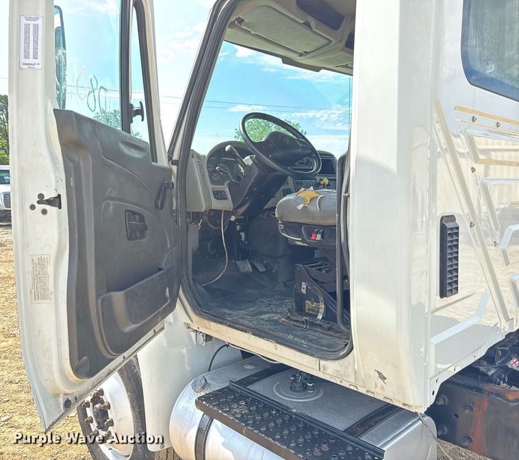 image for item DV4236 2010 International DuraStar 4300 truck cab and chassis