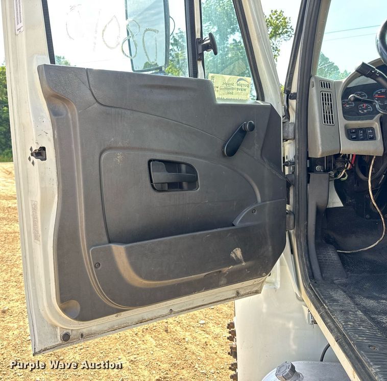 image for item DV4236 2010 International DuraStar 4300 truck cab and chassis