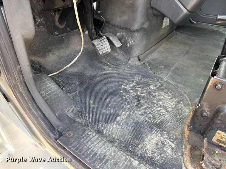 image for item DV4236 2010 International DuraStar 4300 truck cab and chassis