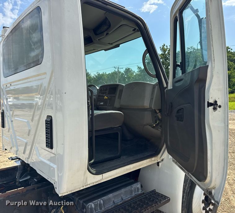 image for item DV4236 2010 International DuraStar 4300 truck cab and chassis