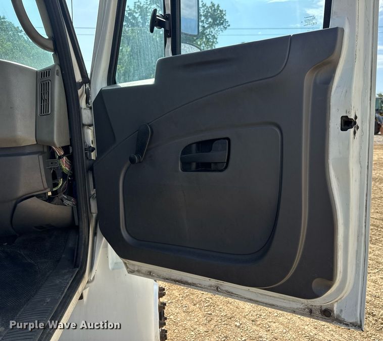 image for item DV4236 2010 International DuraStar 4300 truck cab and chassis