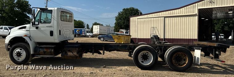 image for item DV4237 2009 International DuraStar 4400 truck cab and chassis