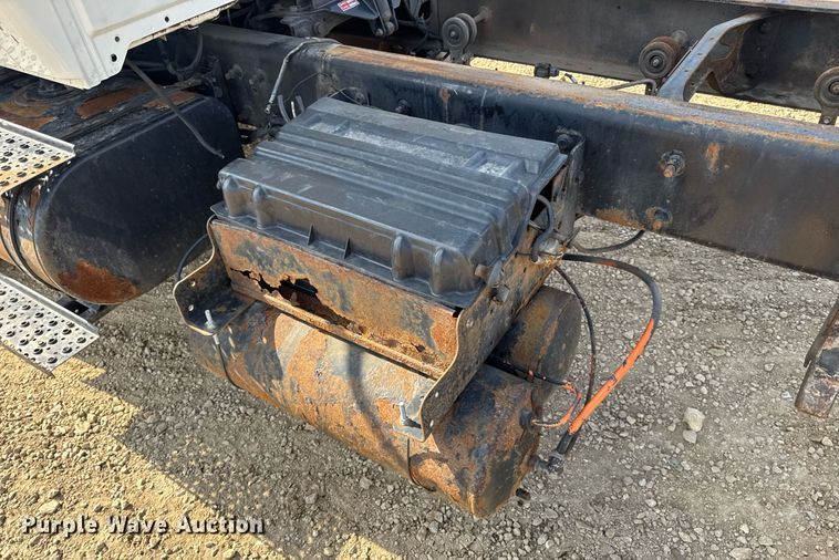 image for item DV4237 2009 International DuraStar 4400 truck cab and chassis