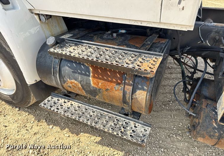 image for item DV4237 2009 International DuraStar 4400 truck cab and chassis