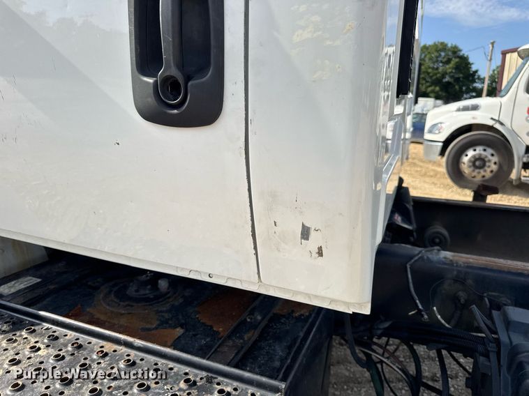 image for item DV4237 2009 International DuraStar 4400 truck cab and chassis