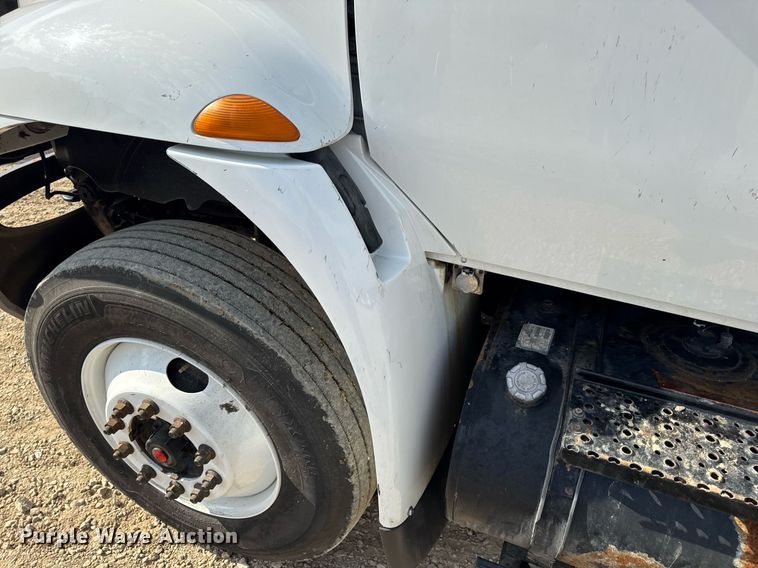 image for item DV4237 2009 International DuraStar 4400 truck cab and chassis