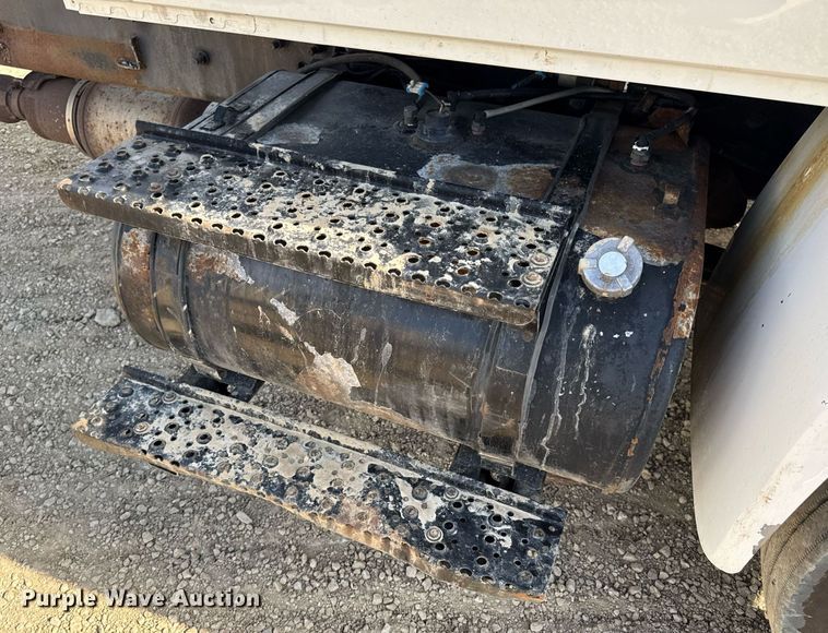 image for item DV4237 2009 International DuraStar 4400 truck cab and chassis