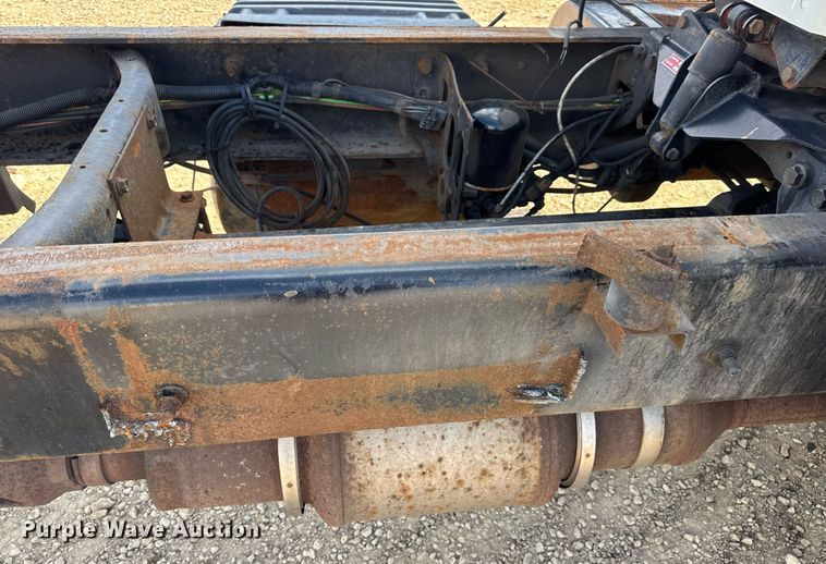 image for item DV4237 2009 International DuraStar 4400 truck cab and chassis