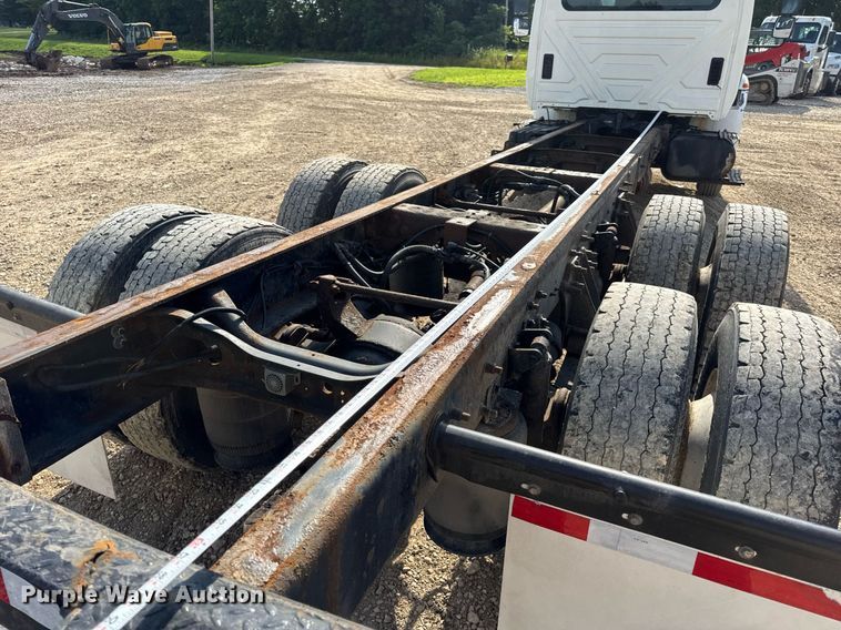 image for item DV4237 2009 International DuraStar 4400 truck cab and chassis