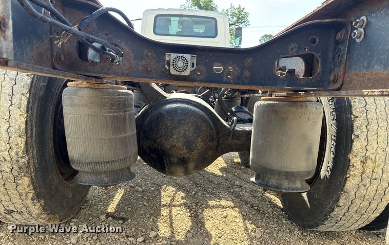 image for item DV4237 2009 International DuraStar 4400 truck cab and chassis