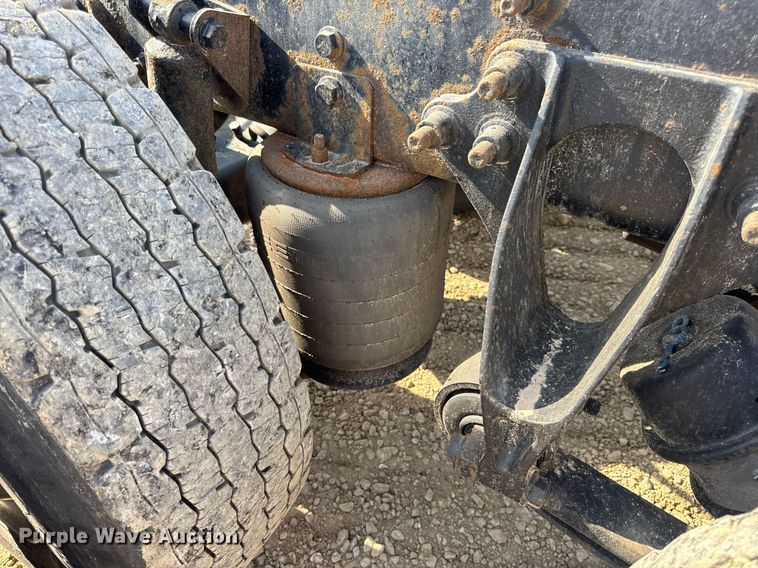 image for item DV4237 2009 International DuraStar 4400 truck cab and chassis