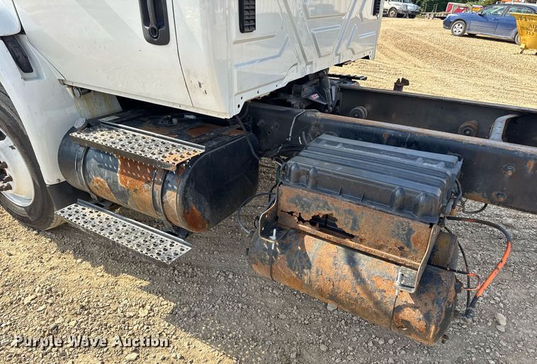 image for item DV4237 2009 International DuraStar 4400 truck cab and chassis