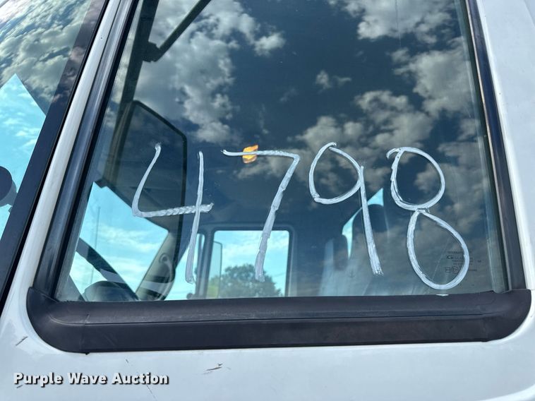 image for item DV4237 2009 International DuraStar 4400 truck cab and chassis