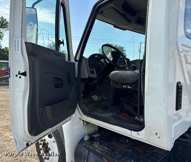 image for item DV4237 2009 International DuraStar 4400 truck cab and chassis