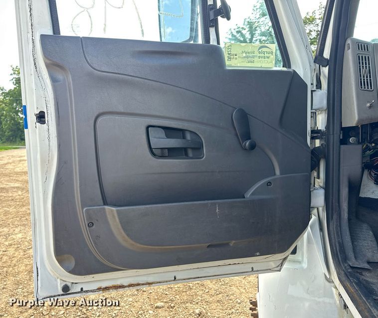 image for item DV4237 2009 International DuraStar 4400 truck cab and chassis