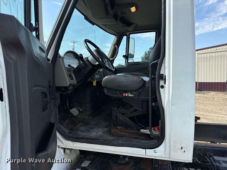 image for item DV4237 2009 International DuraStar 4400 truck cab and chassis