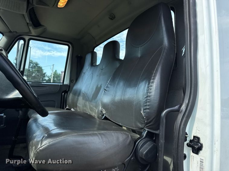 image for item DV4237 2009 International DuraStar 4400 truck cab and chassis