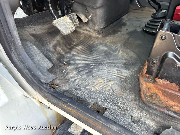 image for item DV4237 2009 International DuraStar 4400 truck cab and chassis