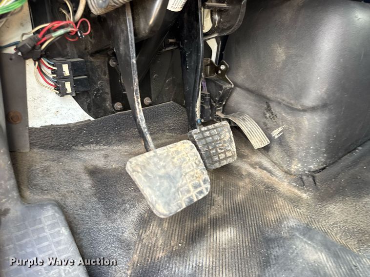 image for item DV4237 2009 International DuraStar 4400 truck cab and chassis