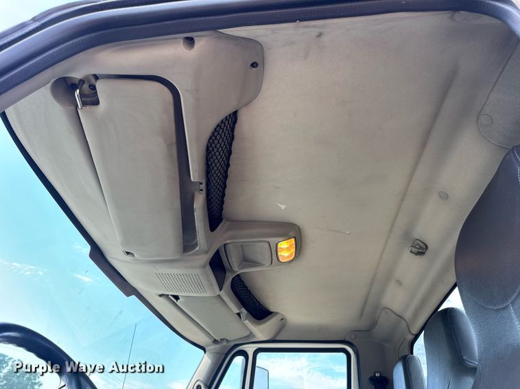 image for item DV4237 2009 International DuraStar 4400 truck cab and chassis