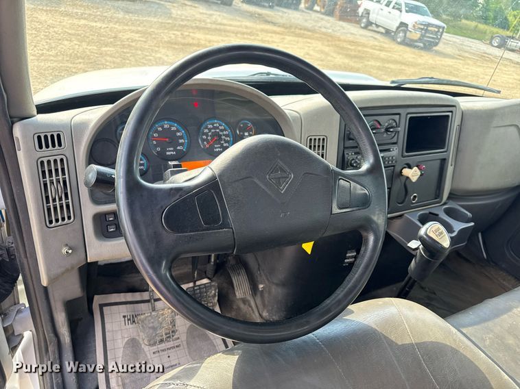 image for item DV4237 2009 International DuraStar 4400 truck cab and chassis