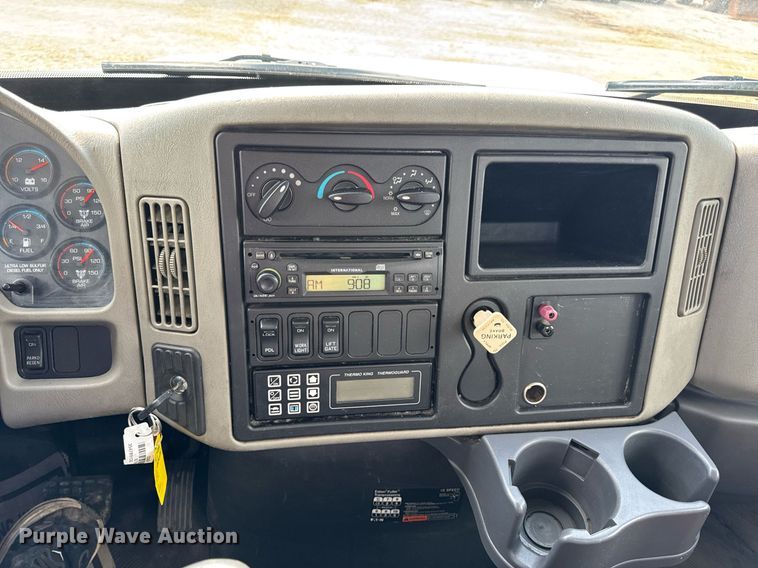 image for item DV4237 2009 International DuraStar 4400 truck cab and chassis