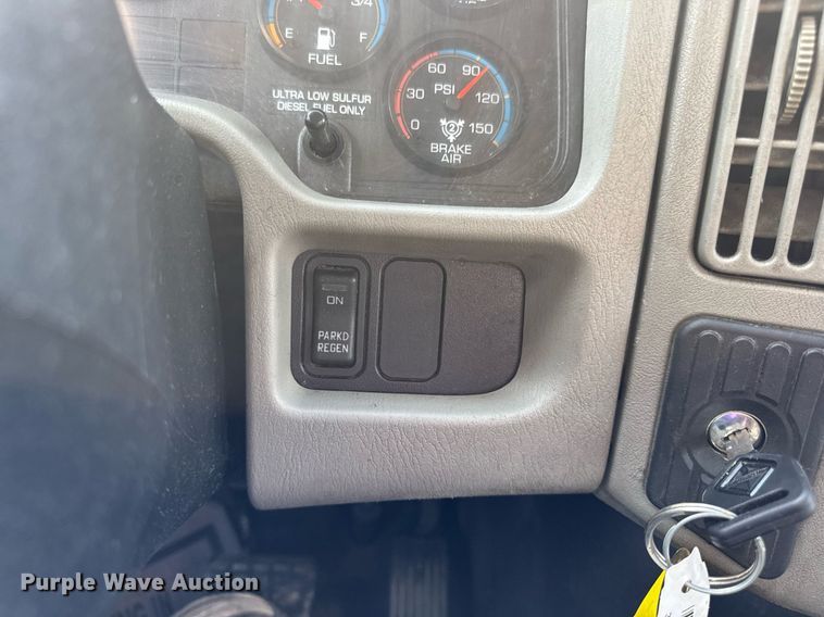 image for item DV4237 2009 International DuraStar 4400 truck cab and chassis