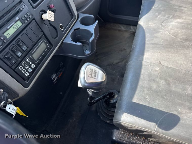 image for item DV4237 2009 International DuraStar 4400 truck cab and chassis