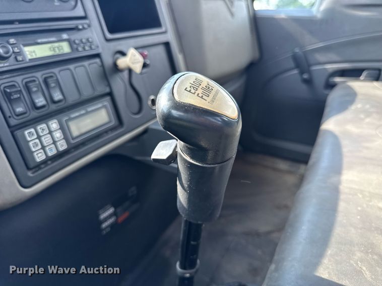 image for item DV4237 2009 International DuraStar 4400 truck cab and chassis