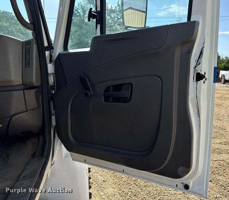 image for item DV4237 2009 International DuraStar 4400 truck cab and chassis