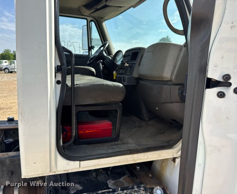 image for item DV4237 2009 International DuraStar 4400 truck cab and chassis
