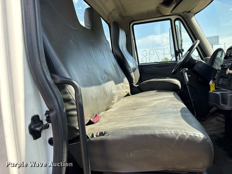 image for item DV4237 2009 International DuraStar 4400 truck cab and chassis