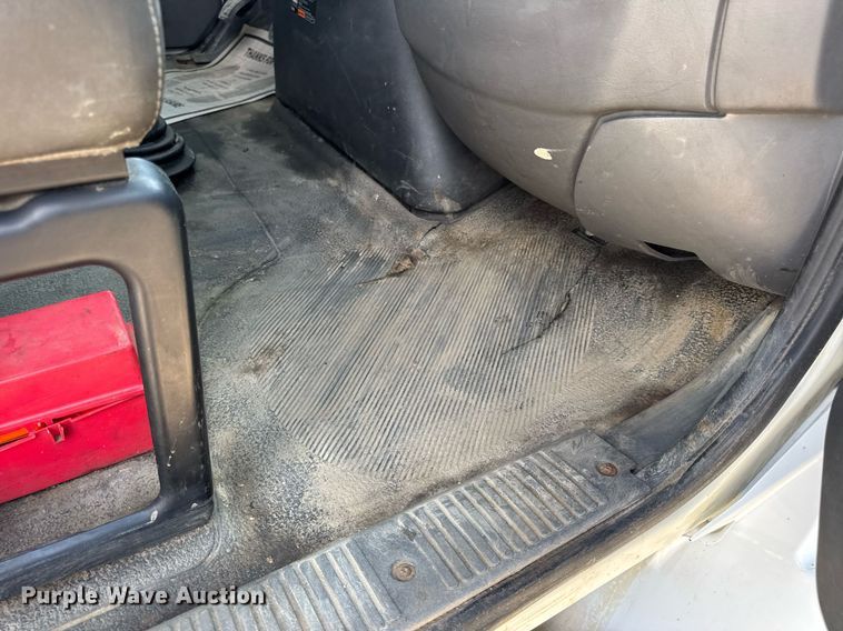 image for item DV4237 2009 International DuraStar 4400 truck cab and chassis