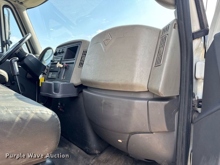 image for item DV4237 2009 International DuraStar 4400 truck cab and chassis