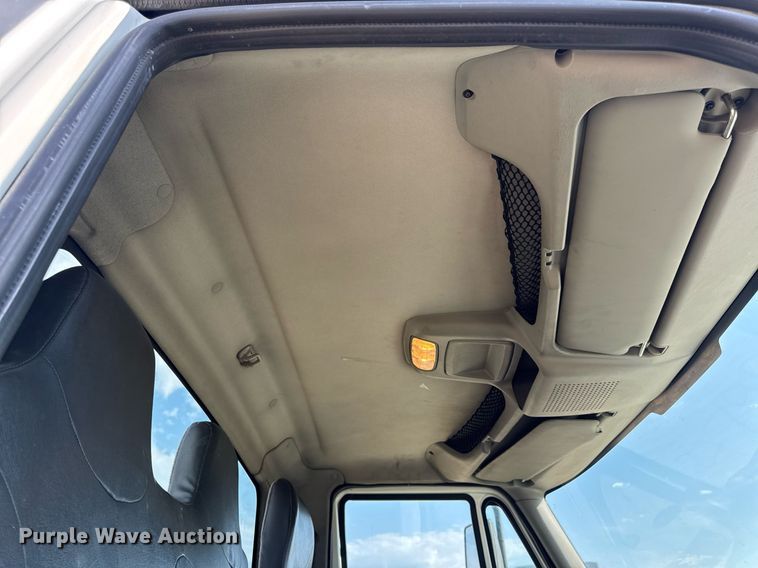 image for item DV4237 2009 International DuraStar 4400 truck cab and chassis