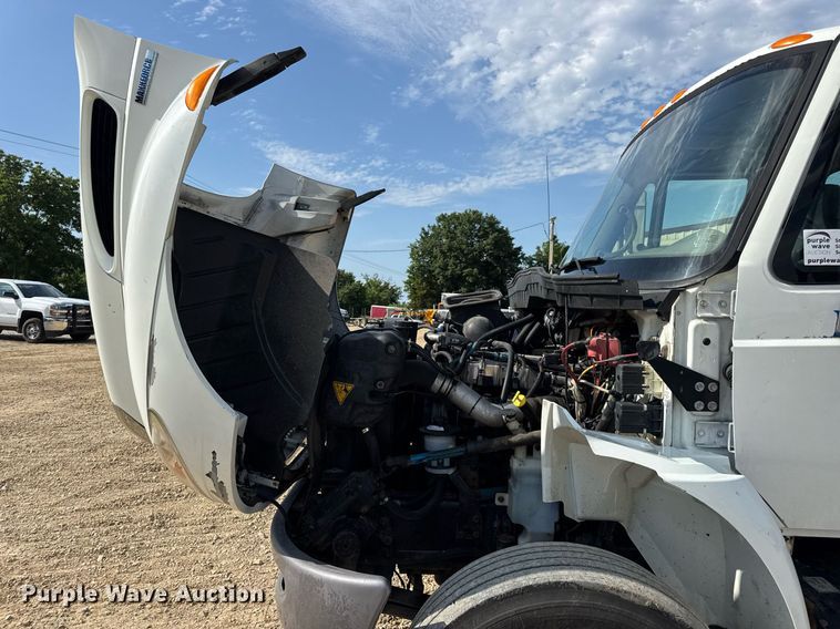 image for item DV4237 2009 International DuraStar 4400 truck cab and chassis