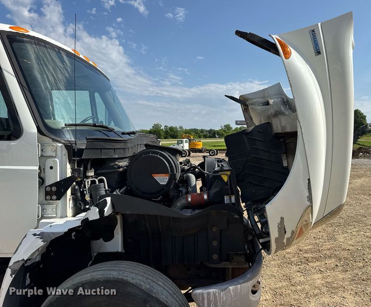 image for item DV4237 2009 International DuraStar 4400 truck cab and chassis