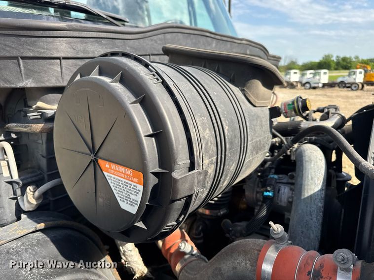 image for item DV4237 2009 International DuraStar 4400 truck cab and chassis