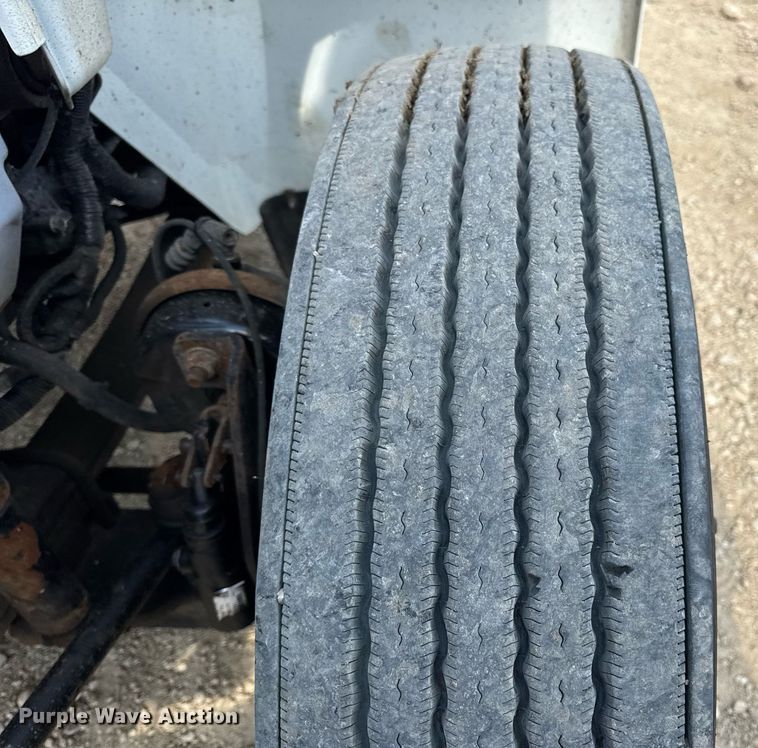 image for item DV4237 2009 International DuraStar 4400 truck cab and chassis