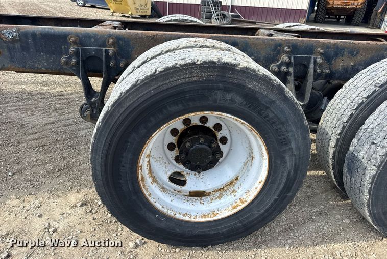 image for item DV4237 2009 International DuraStar 4400 truck cab and chassis