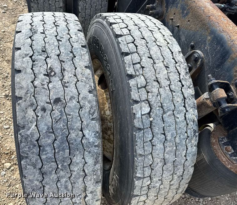 image for item DV4237 2009 International DuraStar 4400 truck cab and chassis