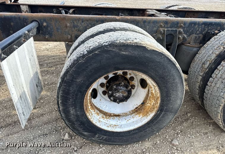 image for item DV4237 2009 International DuraStar 4400 truck cab and chassis