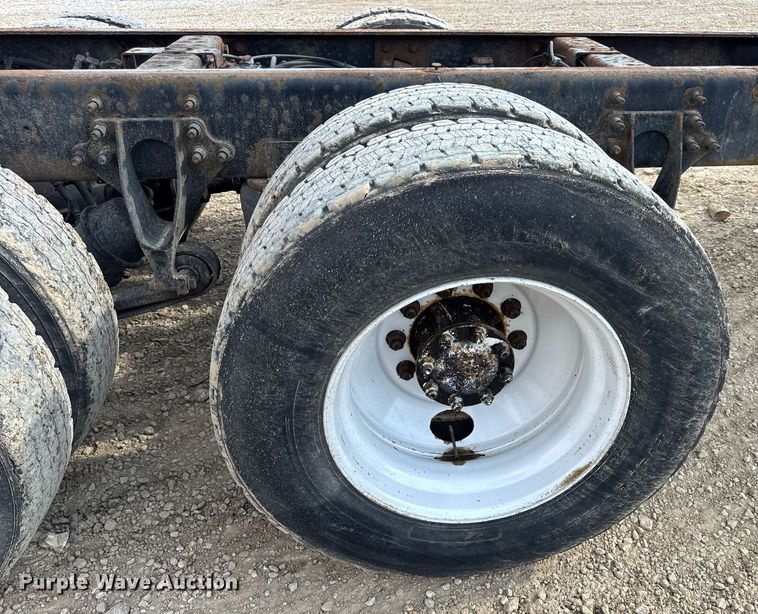 image for item DV4237 2009 International DuraStar 4400 truck cab and chassis